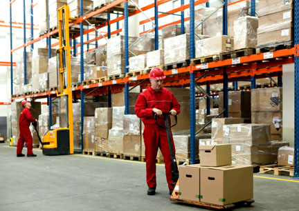 Picking orders in a pallet rack aisle