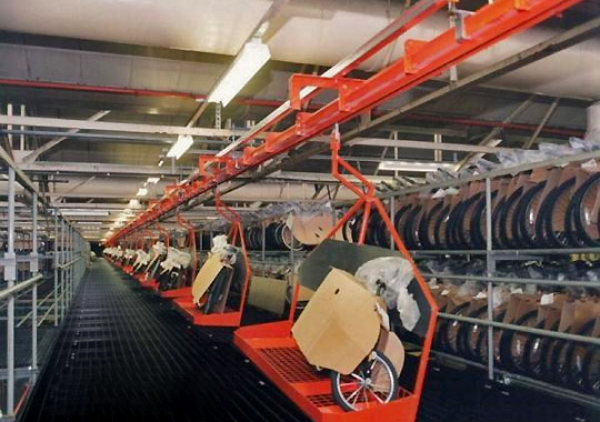 overhead conveyor with carriages for difficult loads