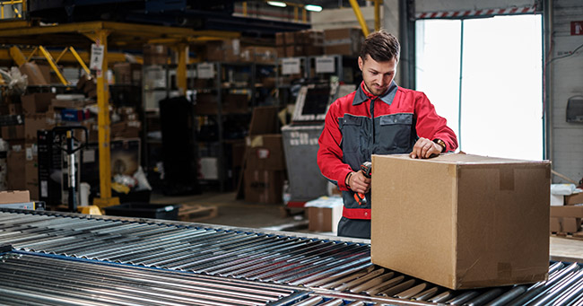 packing and scanning area in a distribution facility