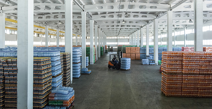 Bulk storage buffer at a warehouse