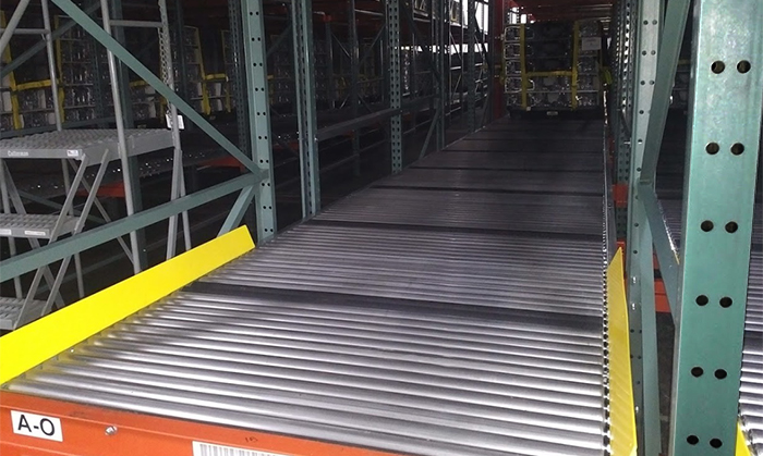 Flow rack system with full-width rollers.