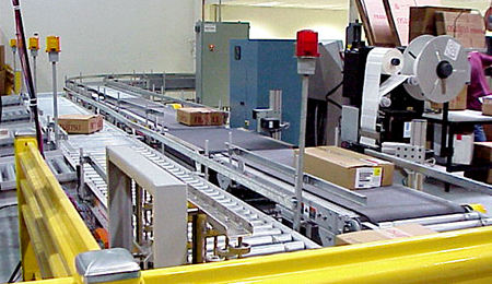 Integrated conveyor manifest and weighing scale in a distribution center.
