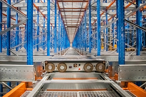 shuttle in pallet storage system