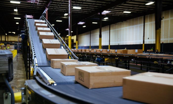 incline conveyor moving boxes up in a distribution center.