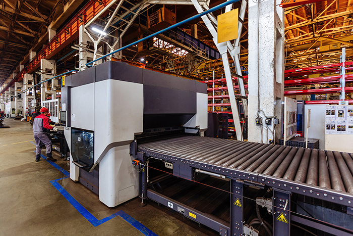 conveyor integrated into mill machinery