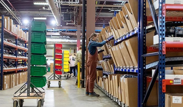 Picking aisle with tote carts and flow racking